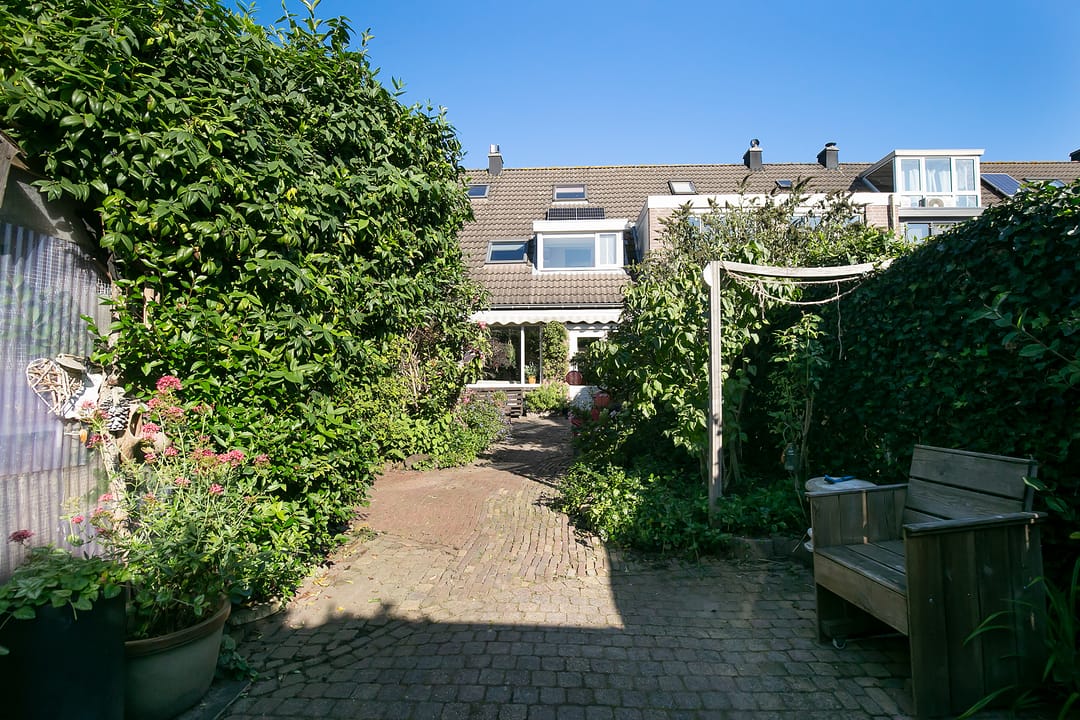 Bright and spacious family home with large sunny garden in Almere Waterwijk — 34