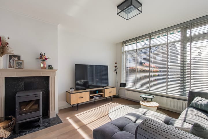 Photo 2 of Van Schendelstraat 6