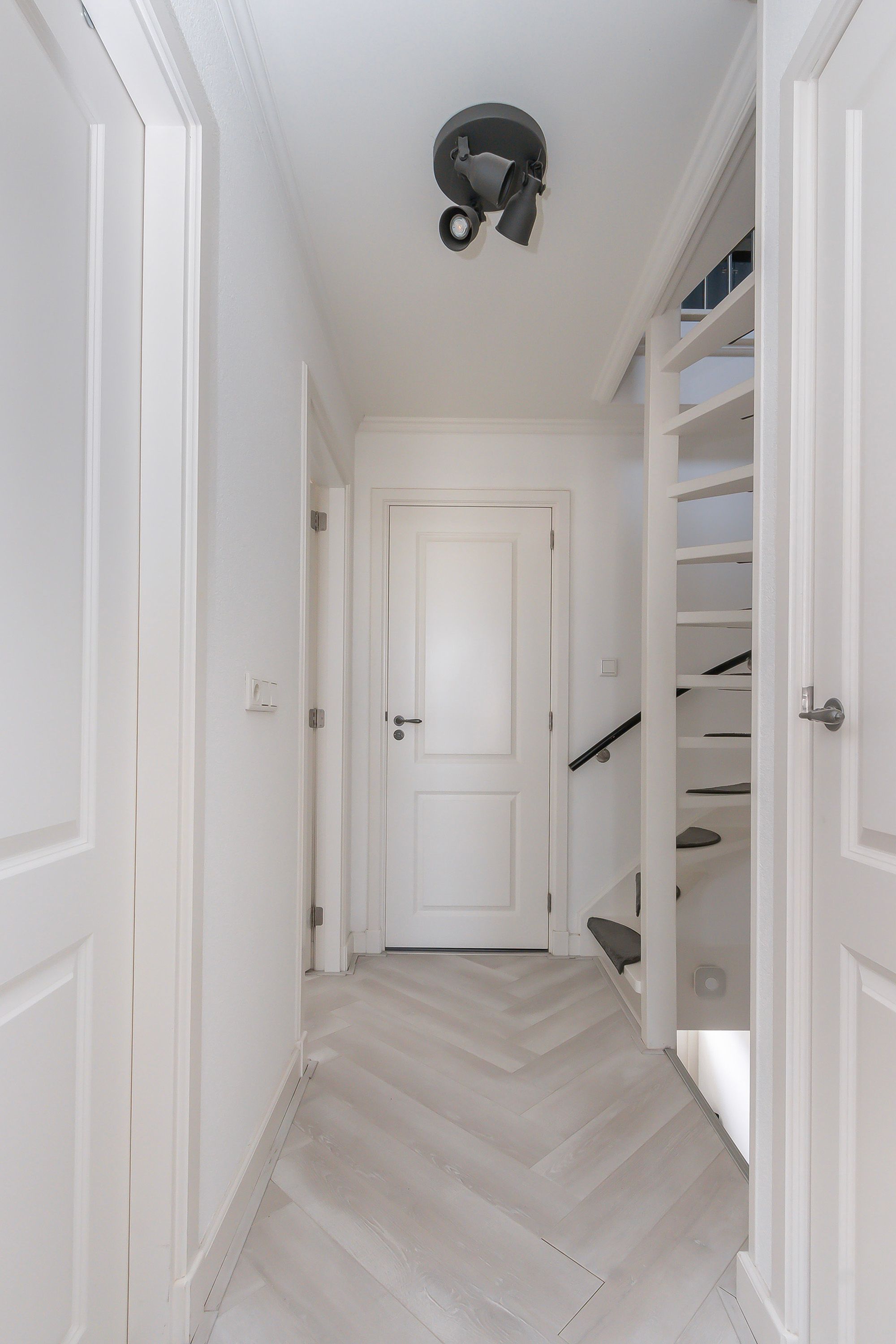 Photo 21 of Van Schendelstraat 6