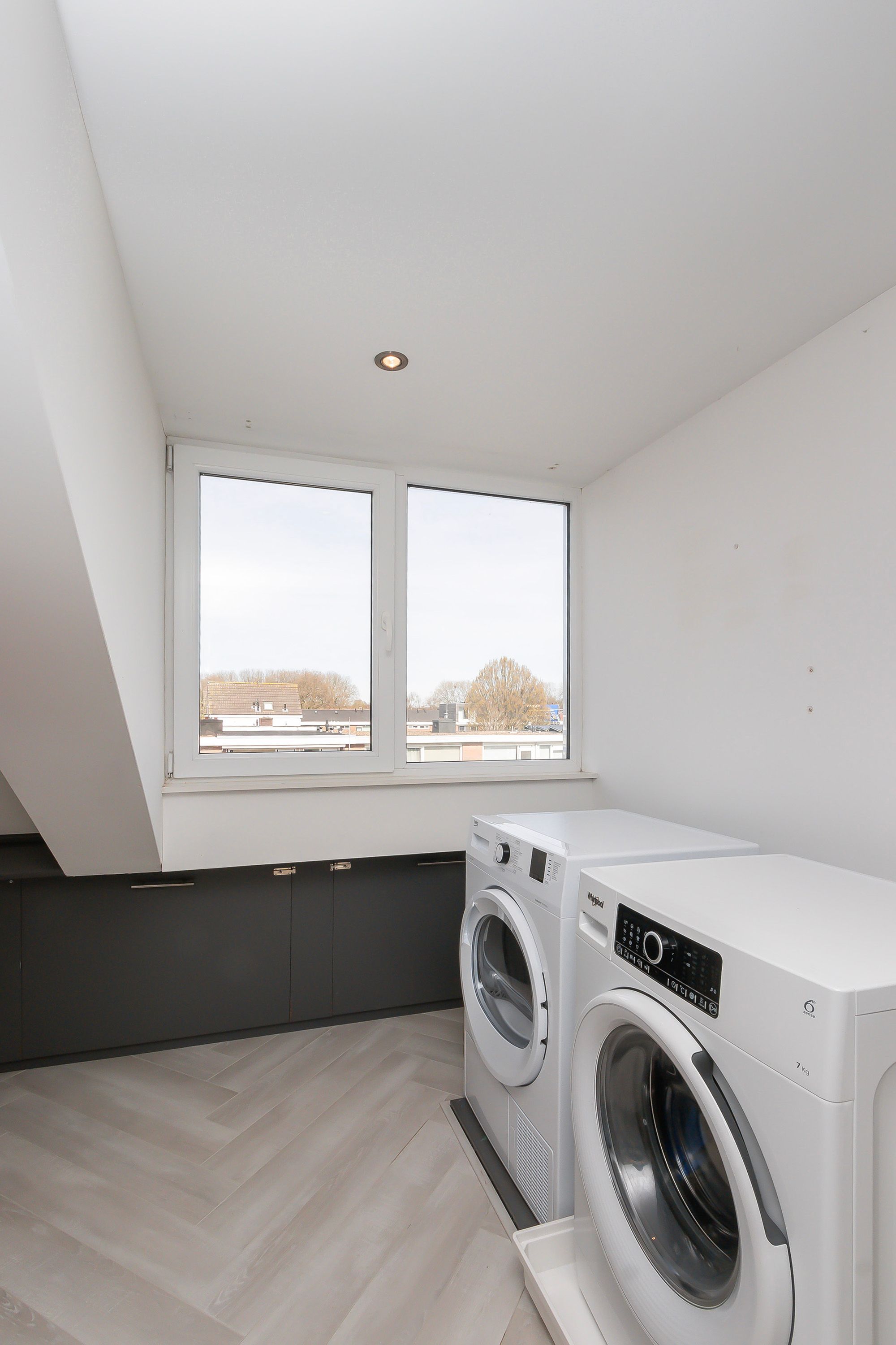 Photo 27 of Van Schendelstraat 6