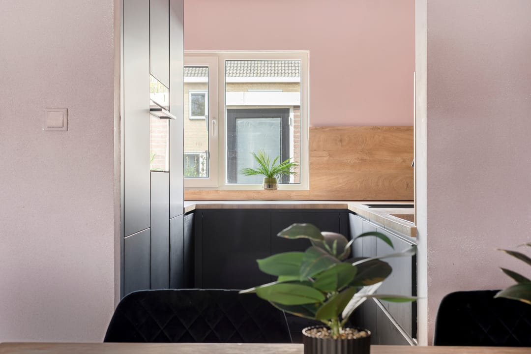 Corner House with New Kitchen, Large Conservatory and Air Conditioning in Quiet Street — 13
