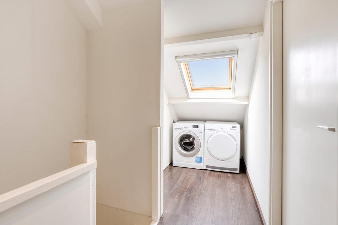 Corner House with New Kitchen, Large Conservatory and Air Conditioning in Quiet Street — 26