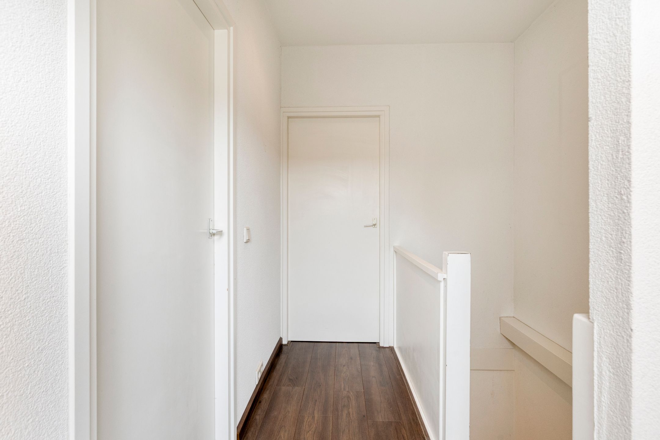 Corner House with New Kitchen, Large Conservatory and Air Conditioning in Quiet Street — 27