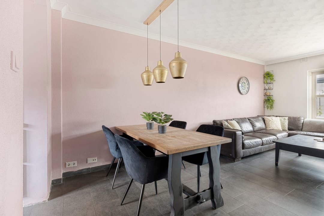 Corner House with New Kitchen, Large Conservatory and Air Conditioning in Quiet Street — 12