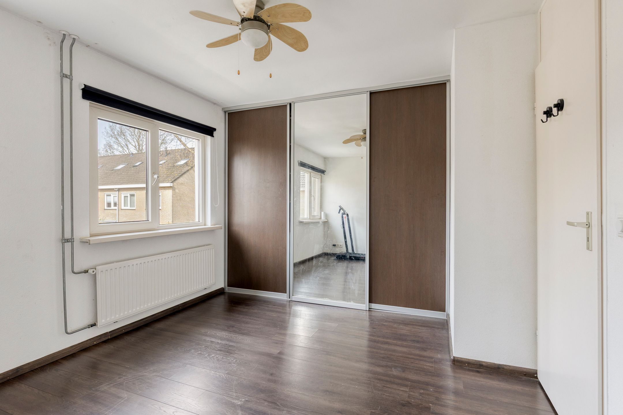Corner House with New Kitchen, Large Conservatory and Air Conditioning in Quiet Street — 19