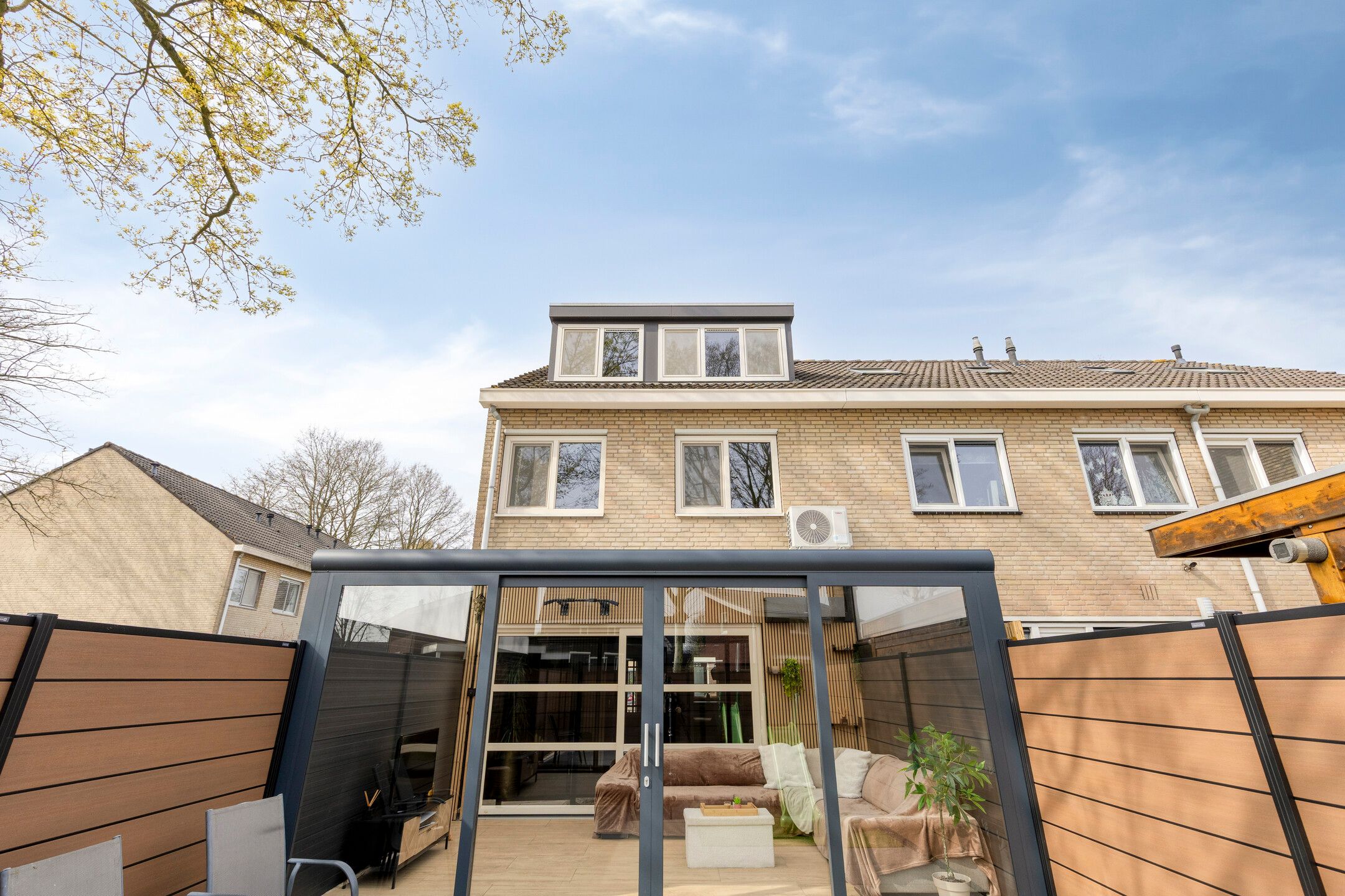 Corner House with New Kitchen, Large Conservatory and Air Conditioning in Quiet Street — 33
