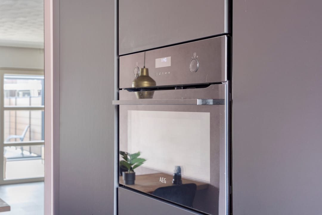 Corner House with New Kitchen, Large Conservatory and Air Conditioning in Quiet Street — 17