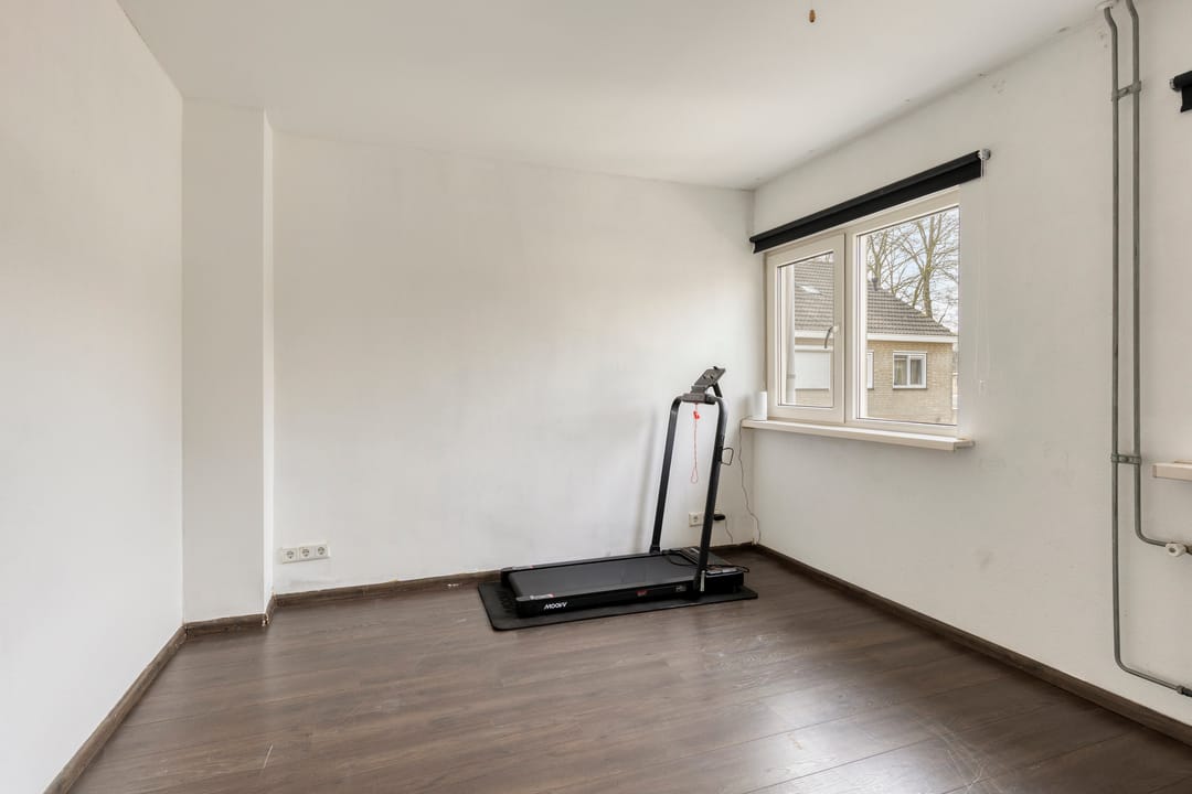 Corner House with New Kitchen, Large Conservatory and Air Conditioning in Quiet Street — 18