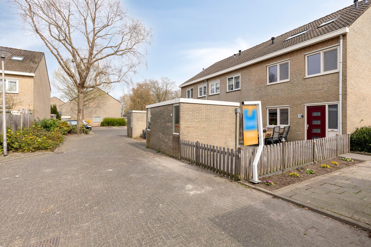 Corner House with New Kitchen, Large Conservatory and Air Conditioning in Quiet Street — 34