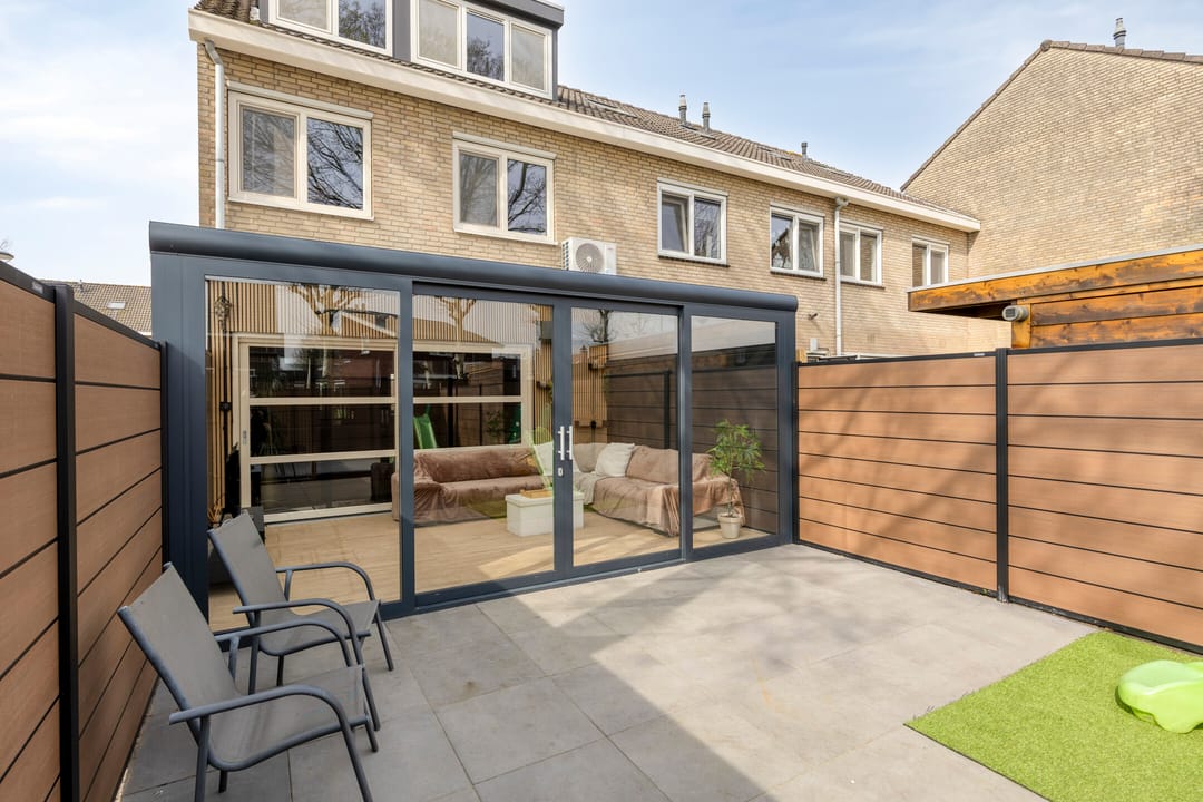 Corner House with New Kitchen, Large Conservatory and Air Conditioning in Quiet Street — 32