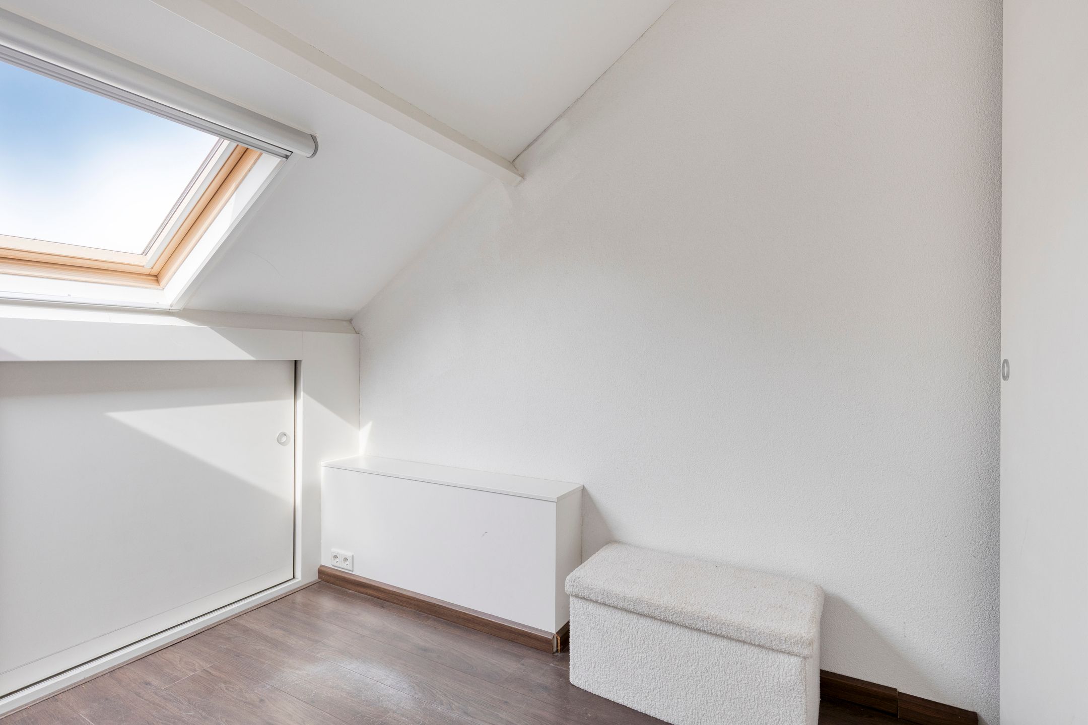 Corner House with New Kitchen, Large Conservatory and Air Conditioning in Quiet Street — 30