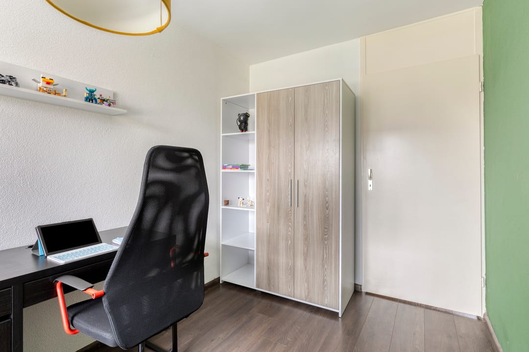 Corner House with New Kitchen, Large Conservatory and Air Conditioning in Quiet Street — 23