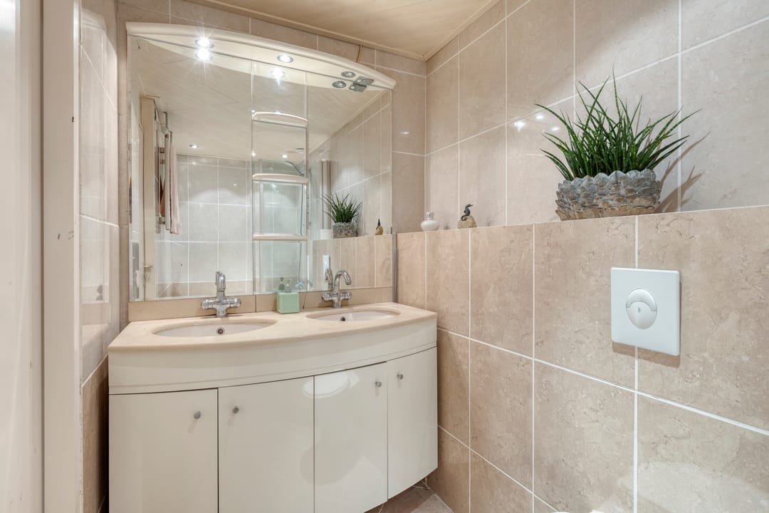 Corner House with New Kitchen, Large Conservatory and Air Conditioning in Quiet Street — 21