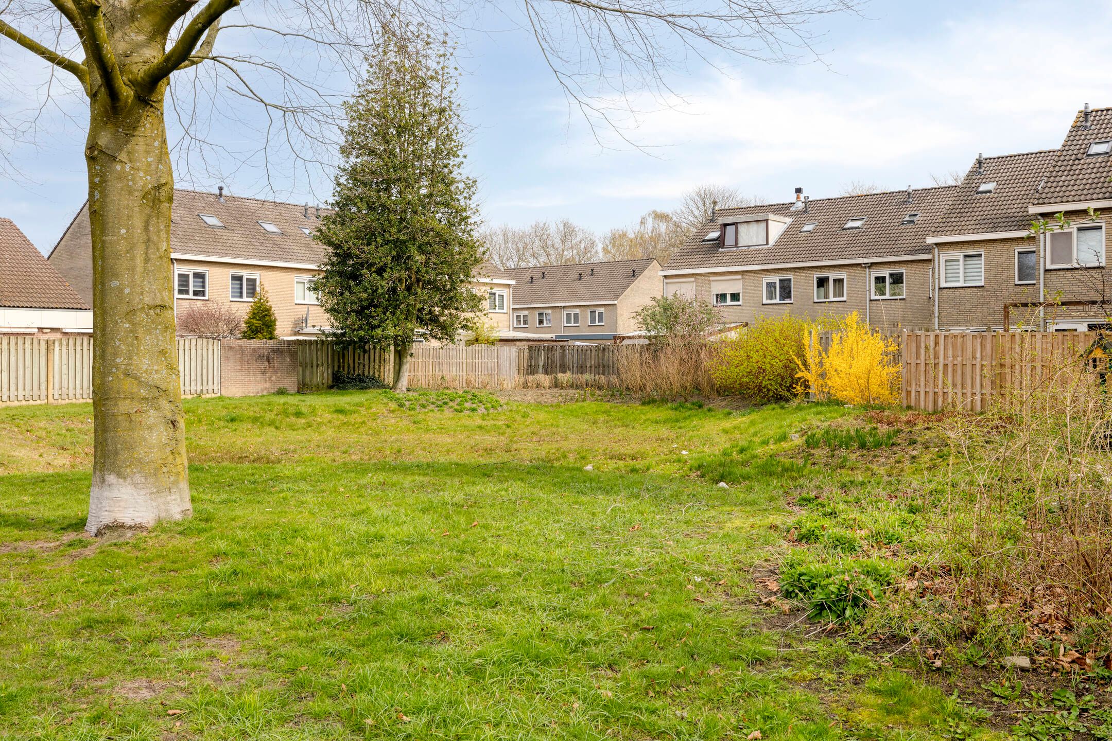Corner House with New Kitchen, Large Conservatory and Air Conditioning in Quiet Street — 36