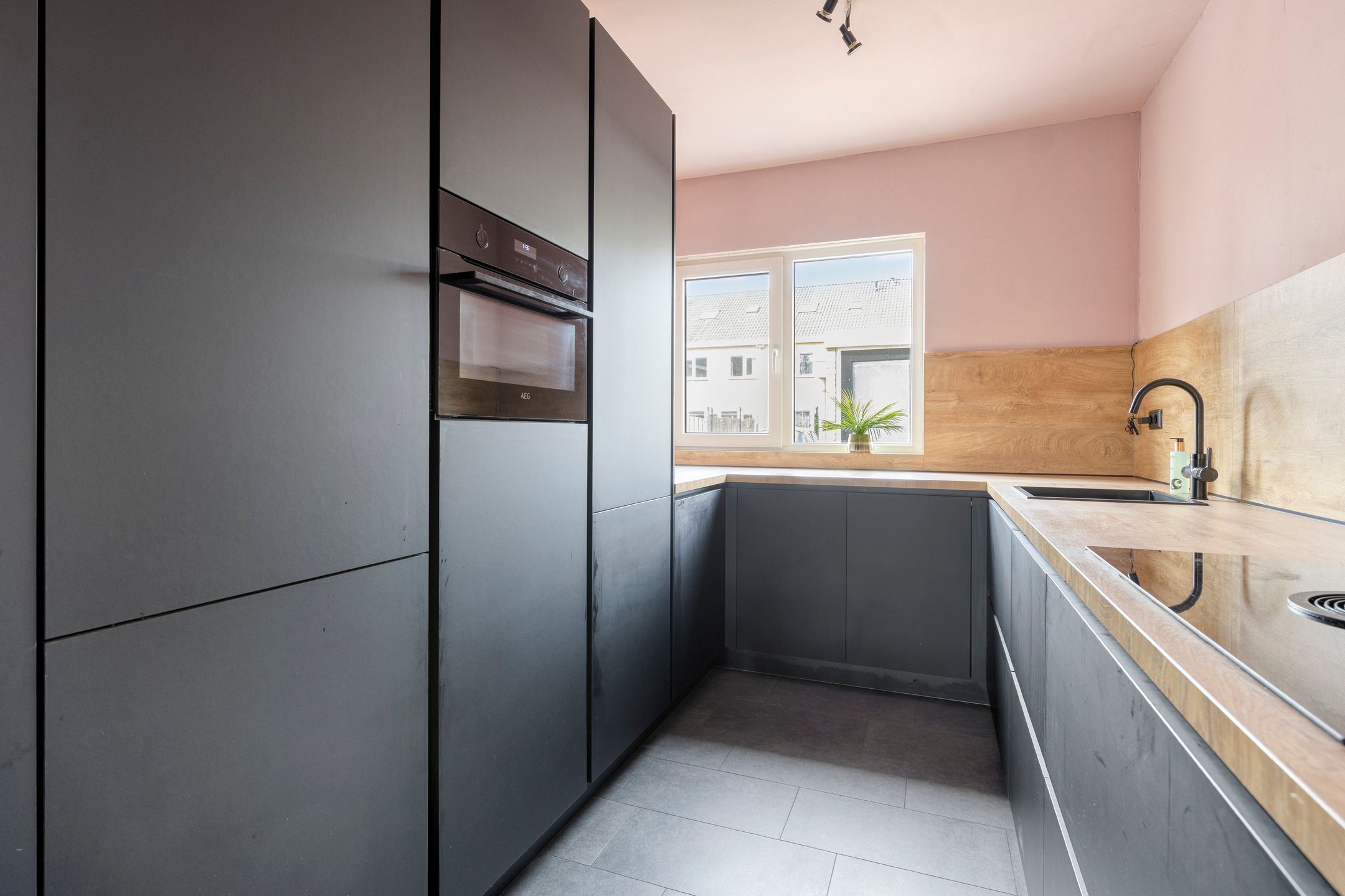 Corner House with New Kitchen, Large Conservatory and Air Conditioning in Quiet Street — 14