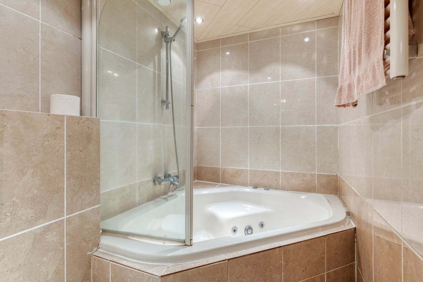 Corner House with New Kitchen, Large Conservatory and Air Conditioning in Quiet Street — 20