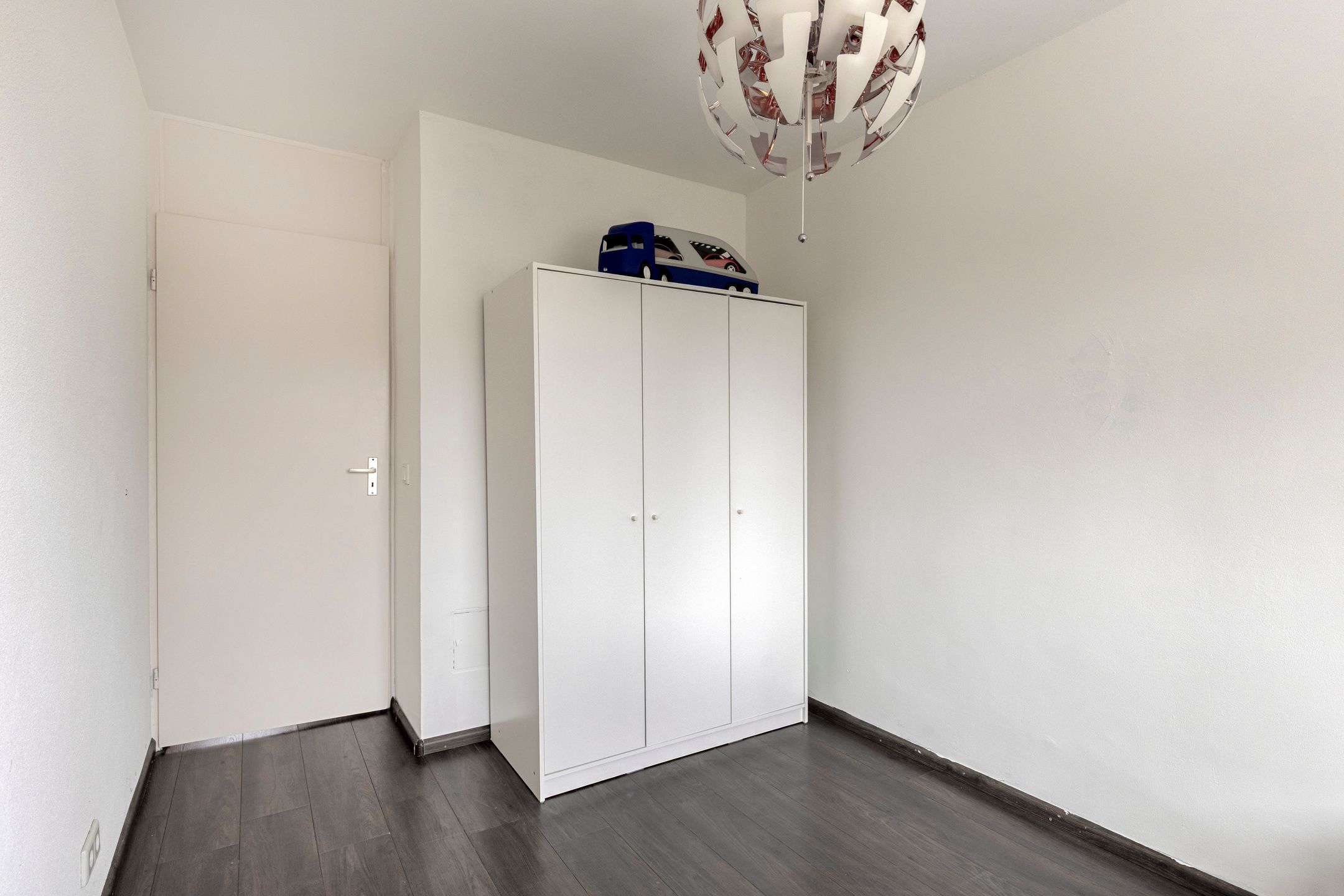 Corner House with New Kitchen, Large Conservatory and Air Conditioning in Quiet Street — 24