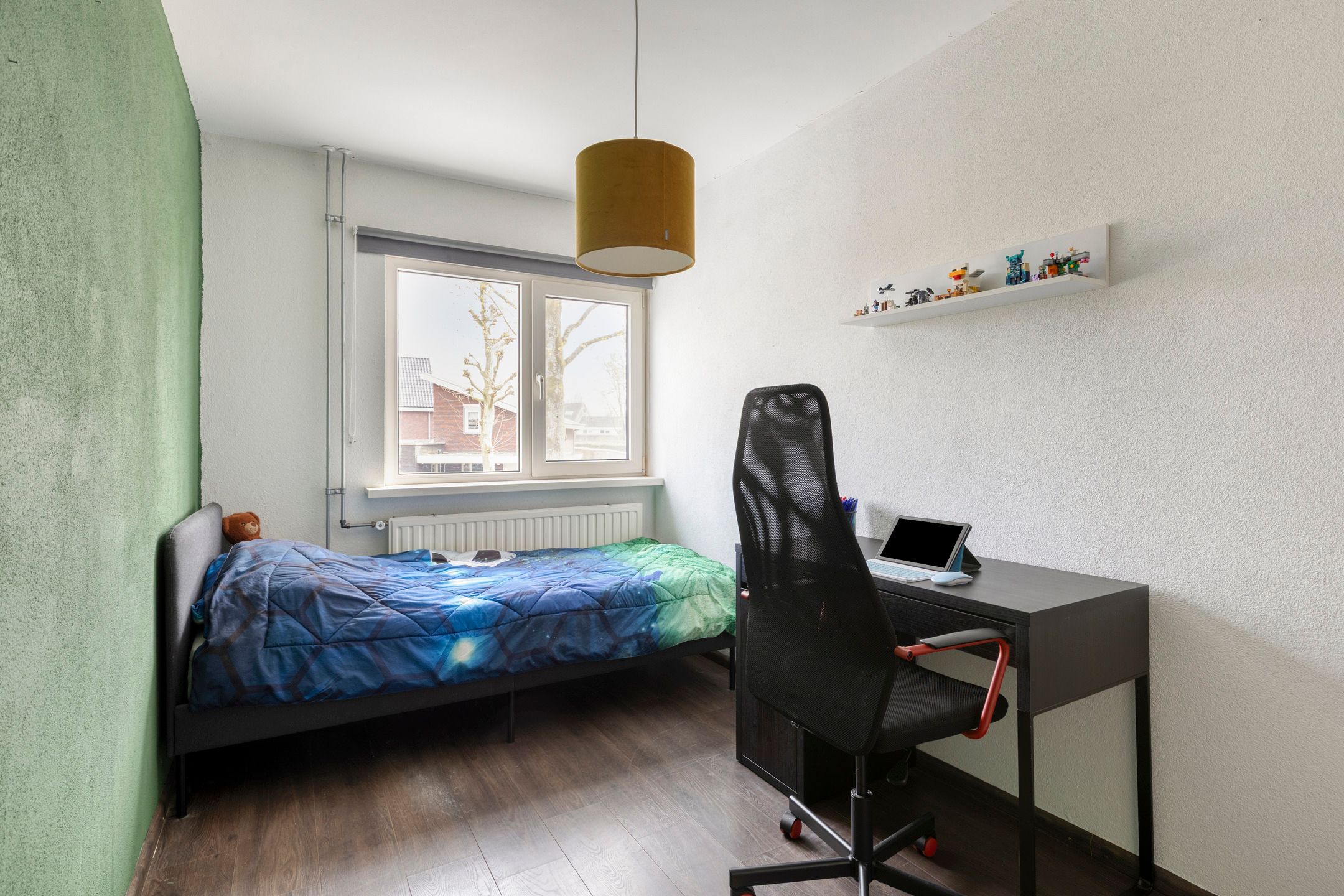 Corner House with New Kitchen, Large Conservatory and Air Conditioning in Quiet Street — 22