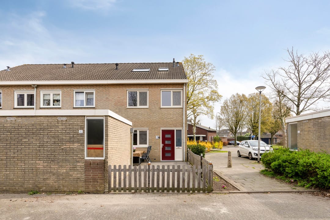 Corner House with New Kitchen, Large Conservatory and Air Conditioning in Quiet Street — 35