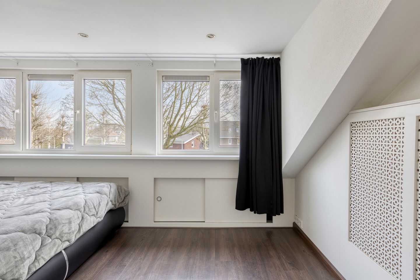 Corner House with New Kitchen, Large Conservatory and Air Conditioning in Quiet Street — 29