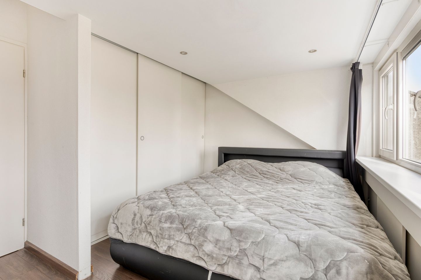 Corner House with New Kitchen, Large Conservatory and Air Conditioning in Quiet Street — 28