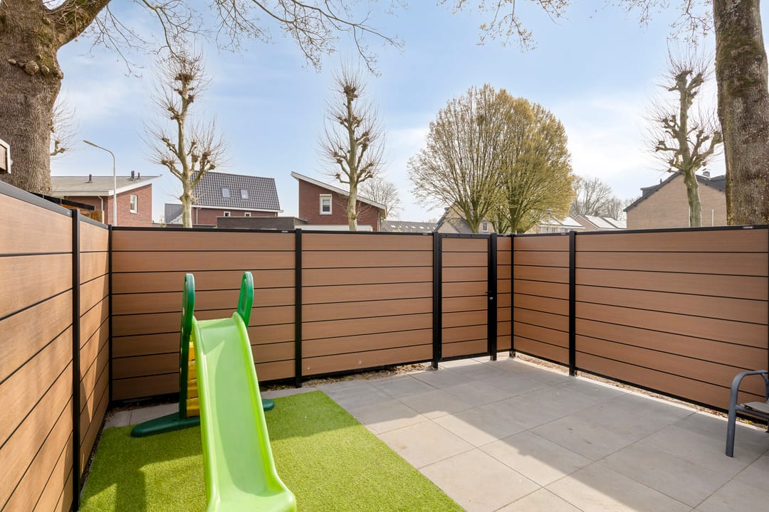 Corner House with New Kitchen, Large Conservatory and Air Conditioning in Quiet Street — 31
