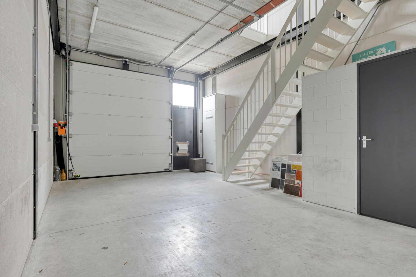 Bekijk foto 5 van Neon 9-l