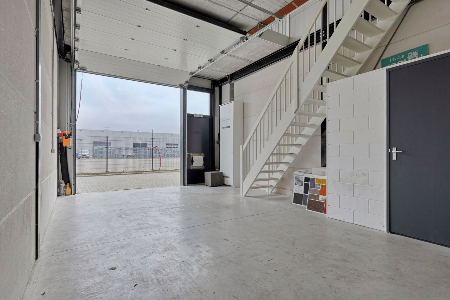 Bekijk foto 4 van Neon 9-l