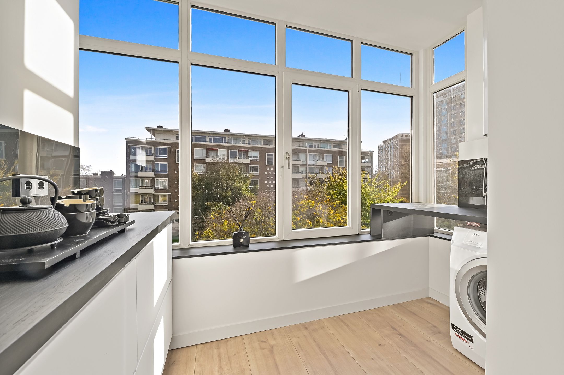 Renovated Apartment Near Kijkduin Beach with Unobstructed Views — 17