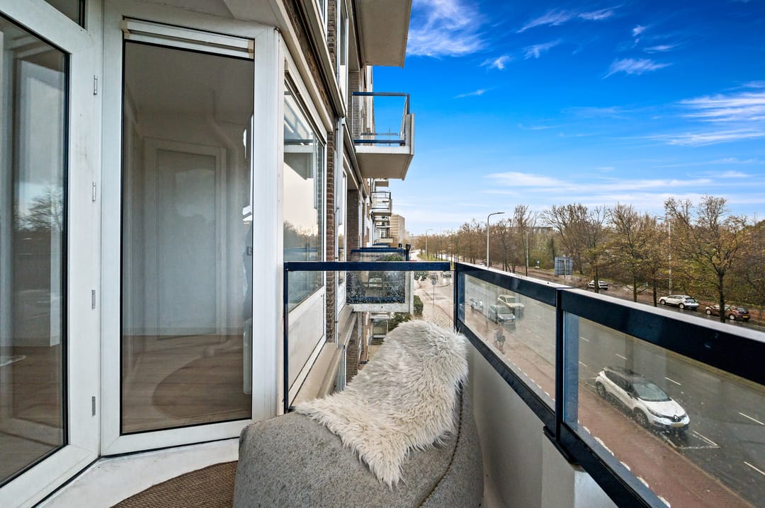Renovated Apartment Near Kijkduin Beach with Unobstructed Views — 12