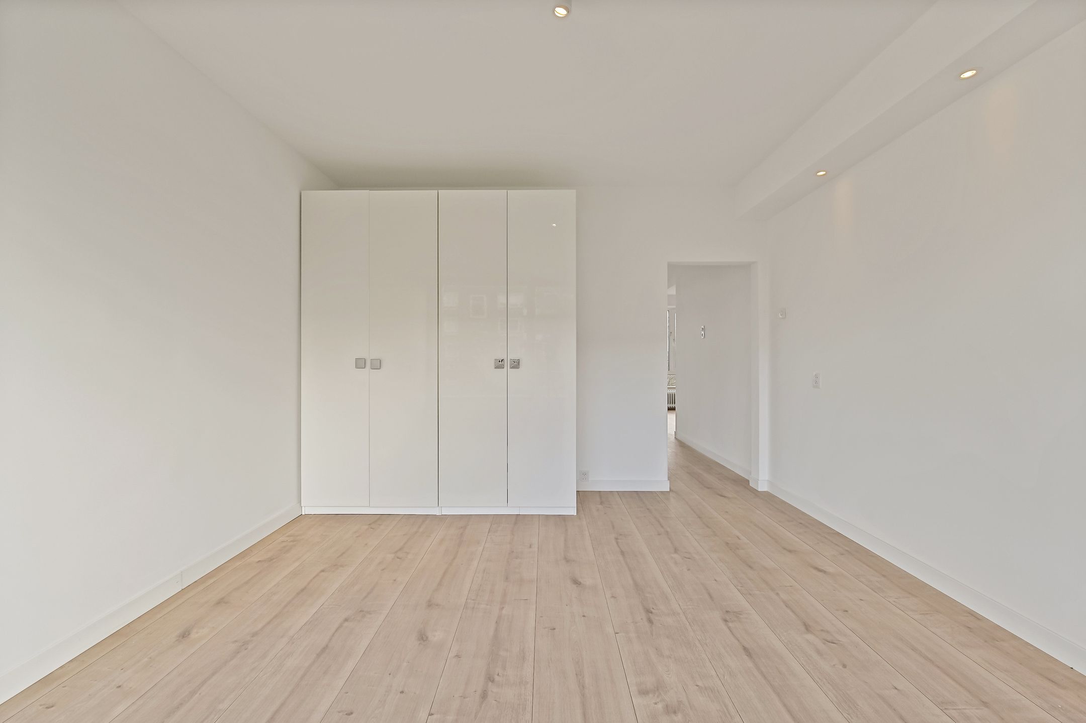 Renovated Apartment Near Kijkduin Beach with Unobstructed Views — 23