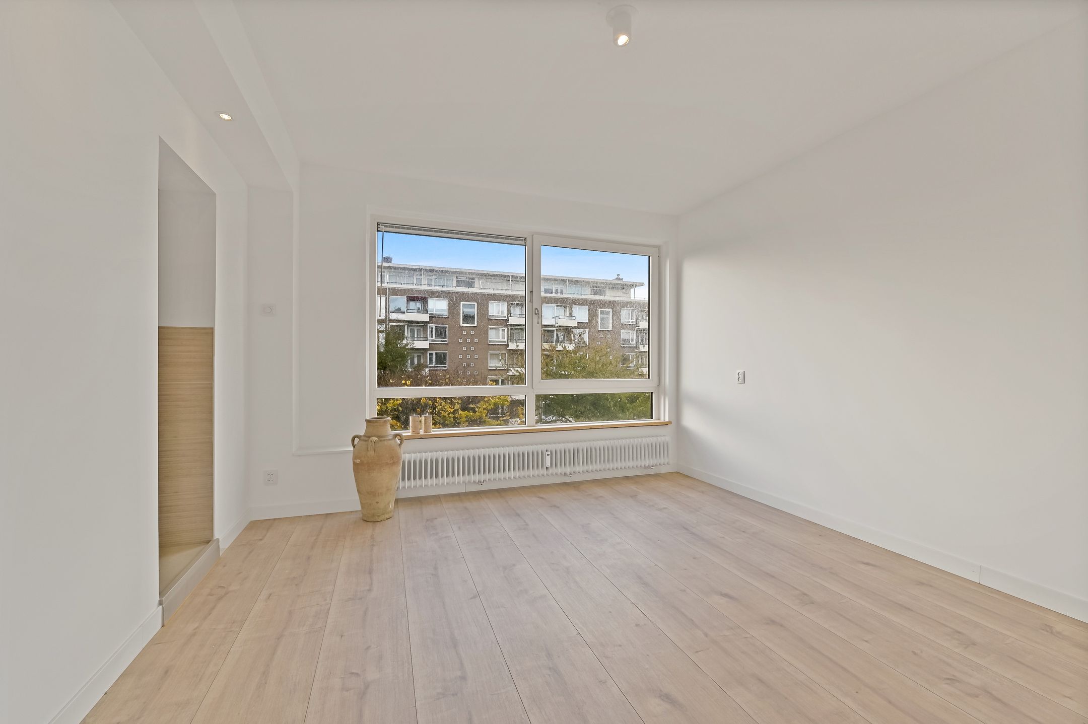 Renovated Apartment Near Kijkduin Beach with Unobstructed Views — 20
