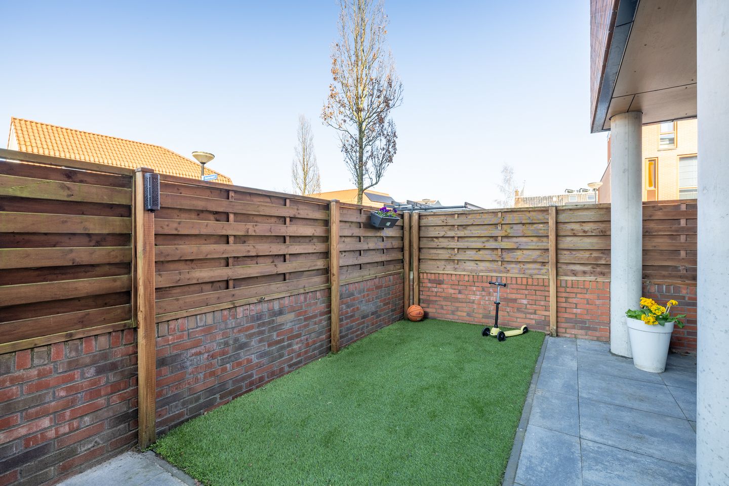 Light corner ground floor apartment with sheltered garden in peaceful Bomenbuurt — 35