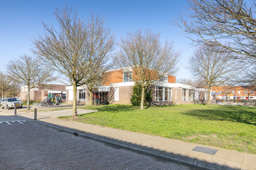 Light corner ground floor apartment with sheltered garden in peaceful Bomenbuurt — 41