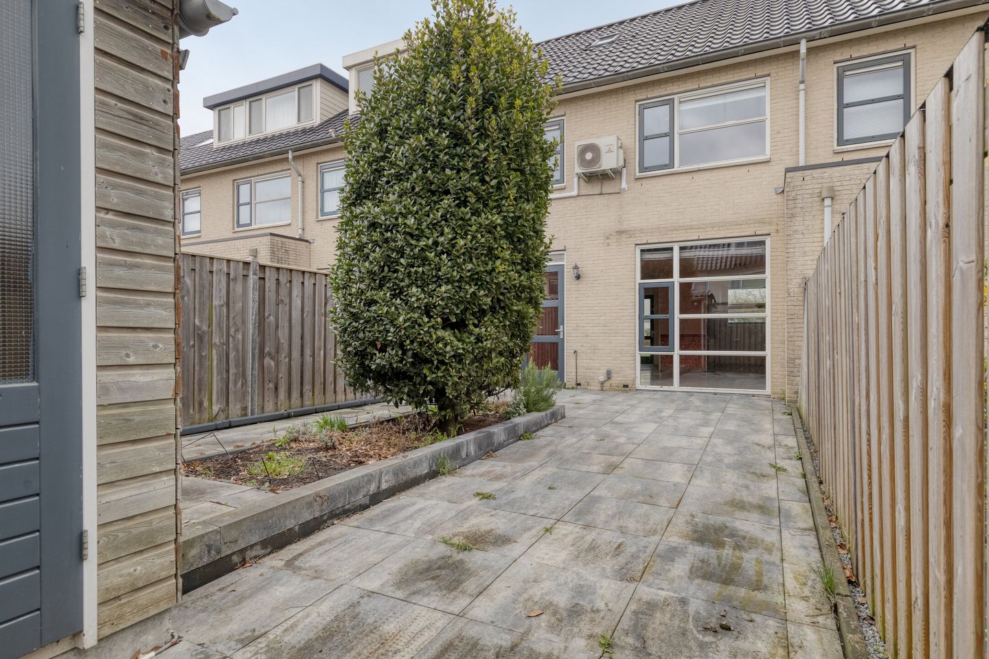 Charming Terraced Family Home with Southwest-Facing Garden in Stripheldenbuurt — 19