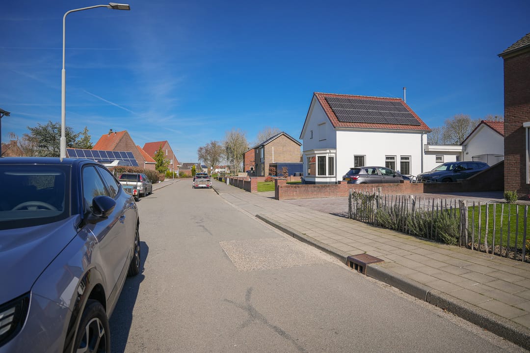 Move-In Ready Semi-Detached Home with Three Bedrooms and Exceptionally Deep Garden in Alphen — 37