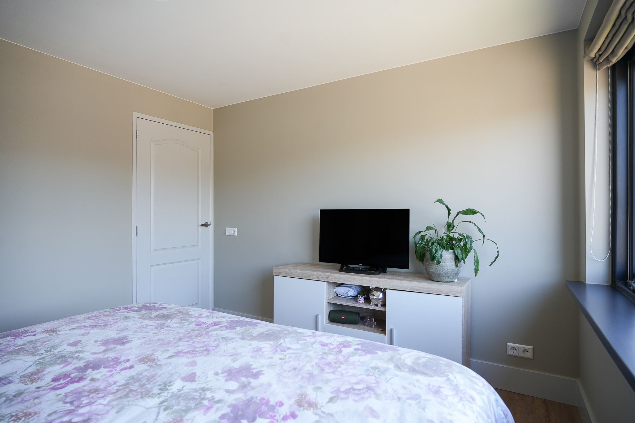 Move-In Ready Semi-Detached Home with Three Bedrooms and Exceptionally Deep Garden in Alphen — 21