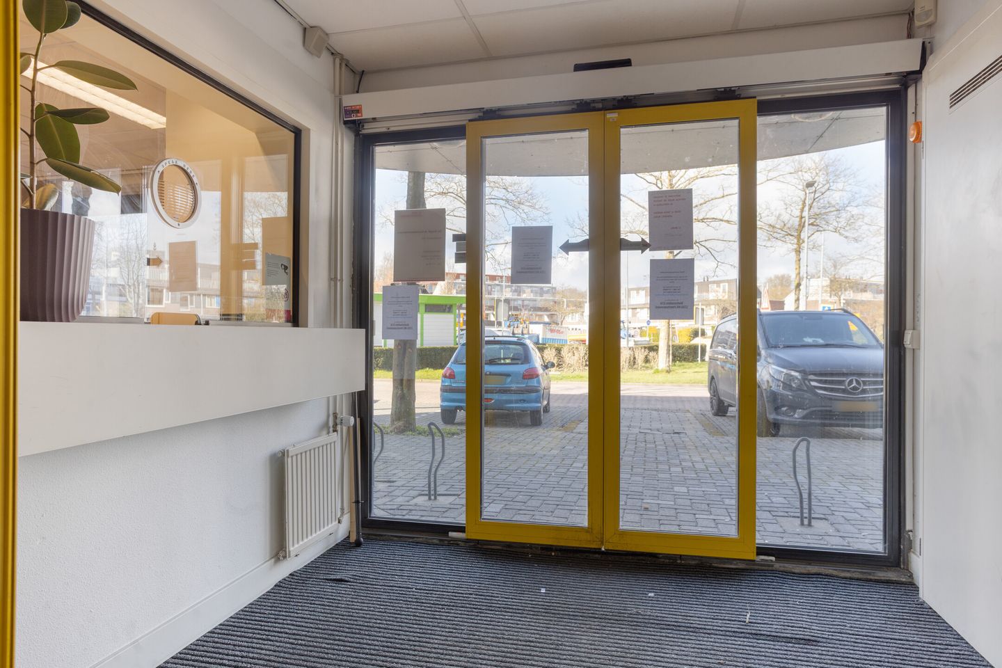 View photo 3 of Winkelwaard 494