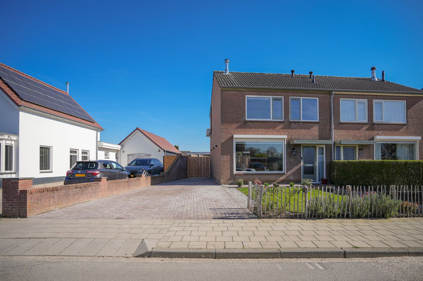 Move-In Ready Semi-Detached Home with Three Bedrooms and Exceptionally Deep Garden in Alphen — 35