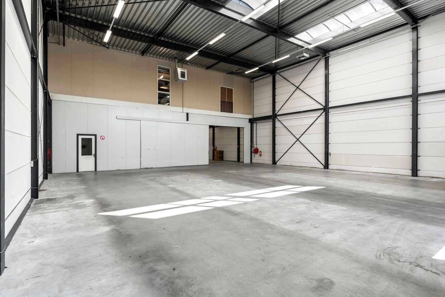 Bekijk foto 2 van Faradaystraat 14