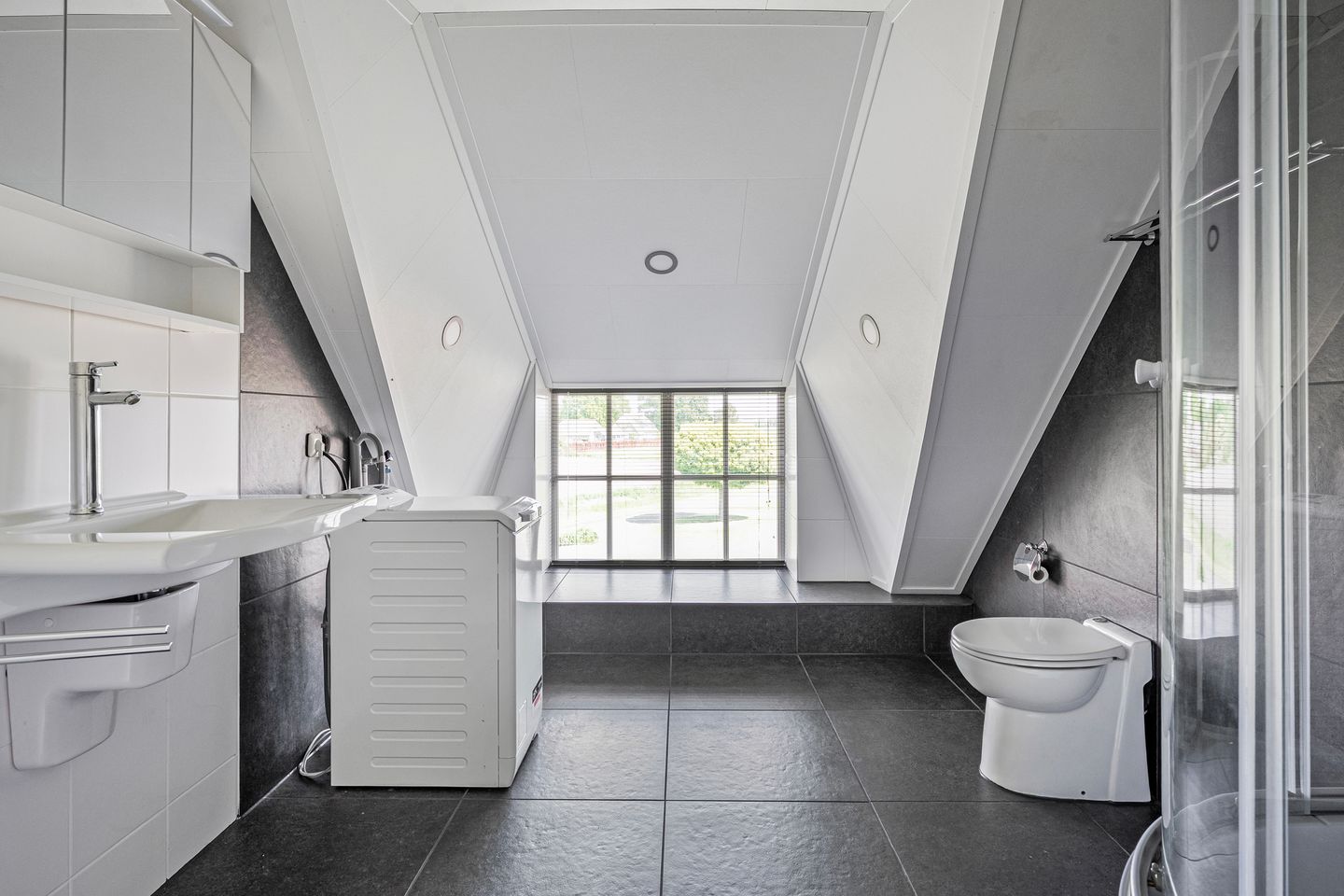Spacious Country House with Guest Accommodation and Equestrian Facilities in Ommen — 61