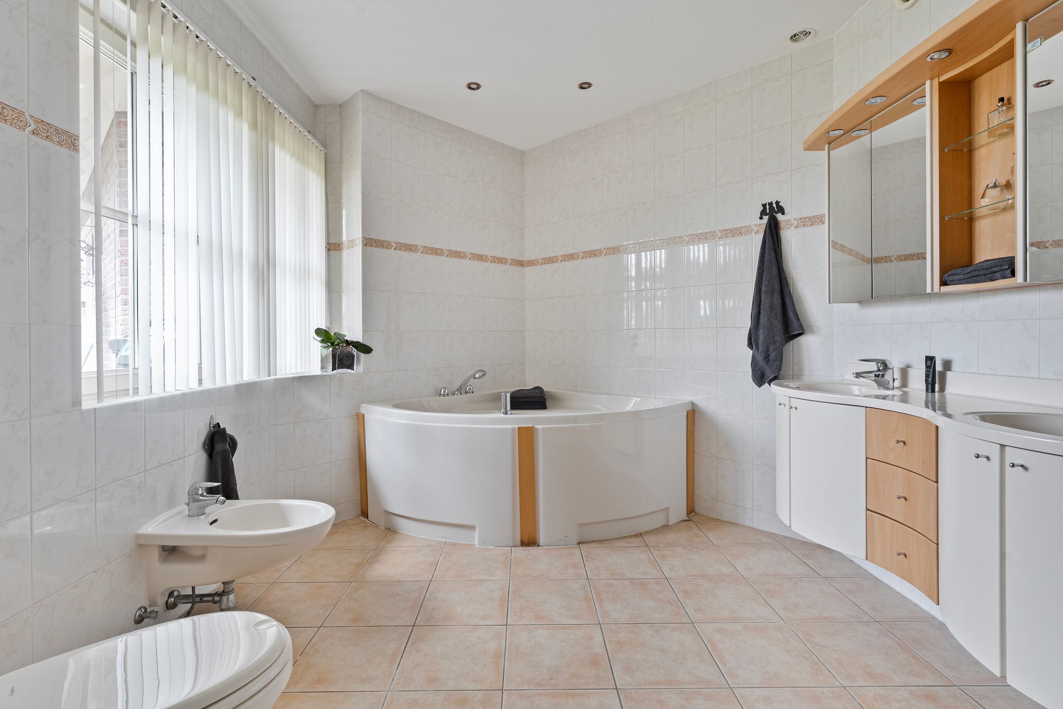 Spacious Country House with Guest Accommodation and Equestrian Facilities in Ommen — 24