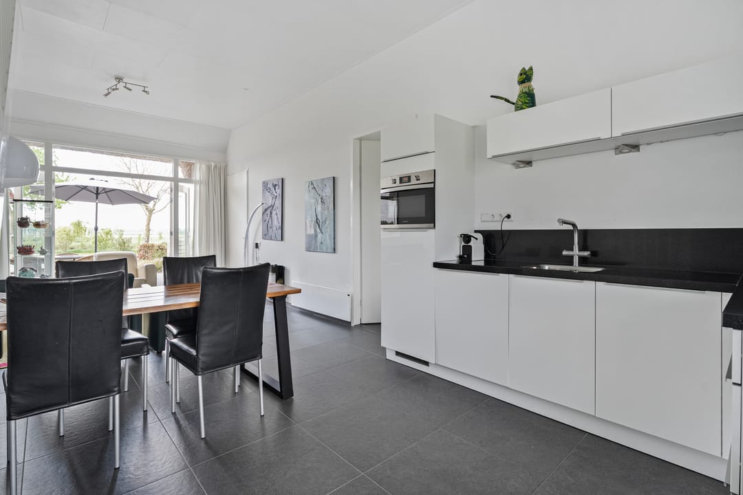 Spacious Country House with Guest Accommodation and Equestrian Facilities in Ommen — 51