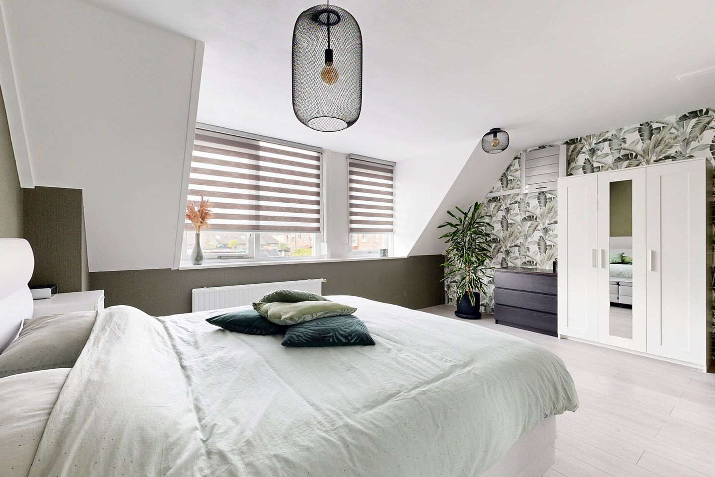Move-in Ready Terraced Home with Luxury Kitchen and Sunny Southwest Garden — 31
