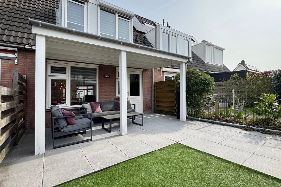 Move-in Ready Terraced Home with Luxury Kitchen and Sunny Southwest Garden — 49