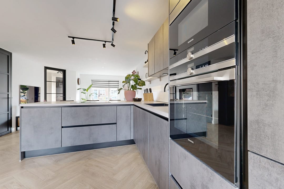 Move-in Ready Terraced Home with Luxury Kitchen and Sunny Southwest Garden — 24