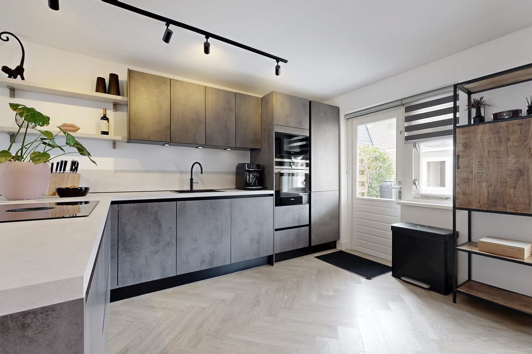 Move-in Ready Terraced Home with Luxury Kitchen and Sunny Southwest Garden — 22