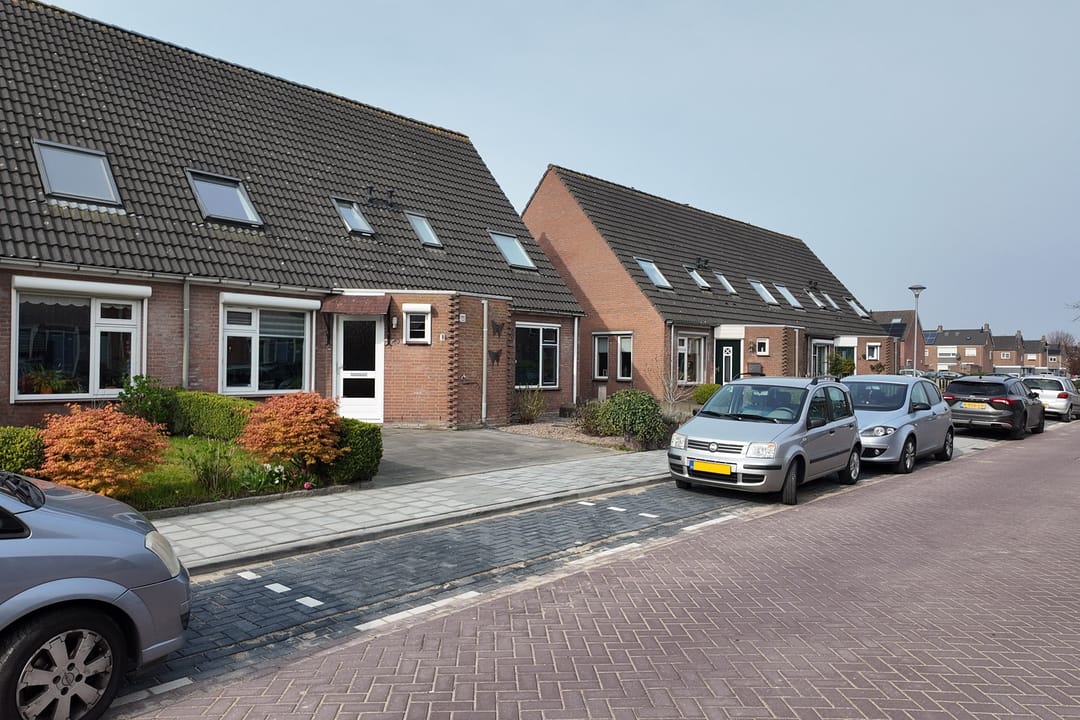 Move-in Ready Terraced Home with Luxury Kitchen and Sunny Southwest Garden — 54