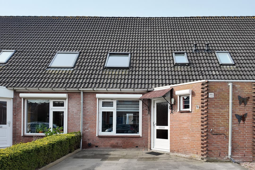 Move-in Ready Terraced Home with Luxury Kitchen and Sunny Southwest Garden — 52