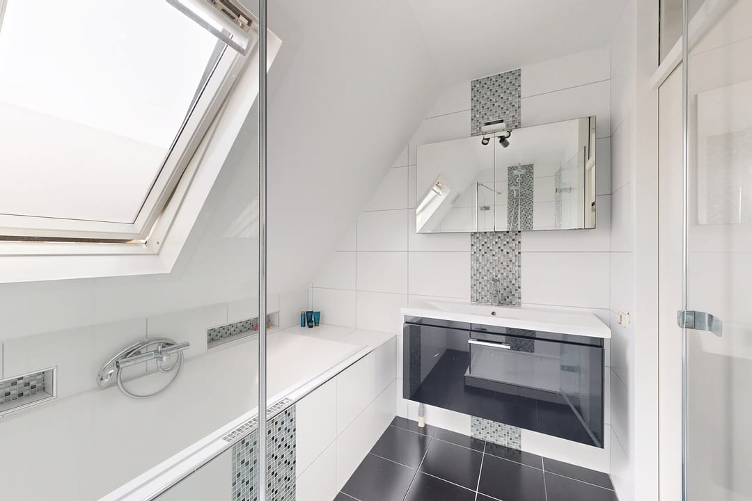 Move-in Ready Terraced Home with Luxury Kitchen and Sunny Southwest Garden — 37